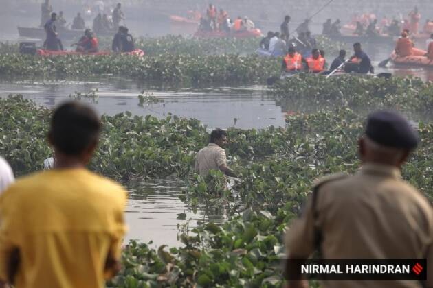 मोरबी नगरपालिकेच्या ‘फिटनेस’ प्रमाणपत्राशिवाय हा पूल खुला करण्यात आल्याची माहिती समोर आली आहे. या पुलाची दुरुस्ती आणि व्यवस्थापनाचे कंत्राट ‘ओरेवा’ समुहाला १५ वर्षांच्या कालावधीसाठी देण्यात आले होते.(फोटो सौजन्य- निर्मल हरिंद्रन)