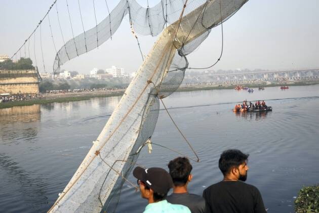 या पूल दूर्घटनेतून अहमदाबादचे रहिवासी विजय गोस्वामी आणि त्यांचे कुटुंबीय थोडक्यात बचावले आहेत. गोस्वामी हे कुटुंबियांसोबत रविवारी दुपारच्या सुमारास या पुलावर पर्यटनासाठी गेले होते. यावेळी काही तरुण हा पूल मुद्दाम हलवत असल्याचं त्यांना दिसून आलं होतं.(फोटो सौजन्य- पीटीआय)