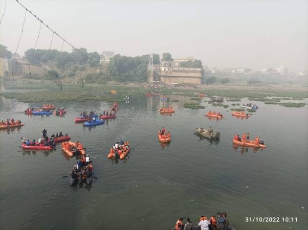 पुढचा धोका लक्षात घेता ते या पुलावरुन अर्ध्यातूनच माघारी फिरले. त्यानंतर अवघ्या काही तासातच हा पूल मच्छू नदीत कोसळला. गर्दीमुळे आणि काही तरुणांच्या कृत्यामुळे या पुलाला धोका असल्याची त्यांची भीती अखेर खरी ठरली.(फोटो सौजन्य-एक्स्प्रेस)