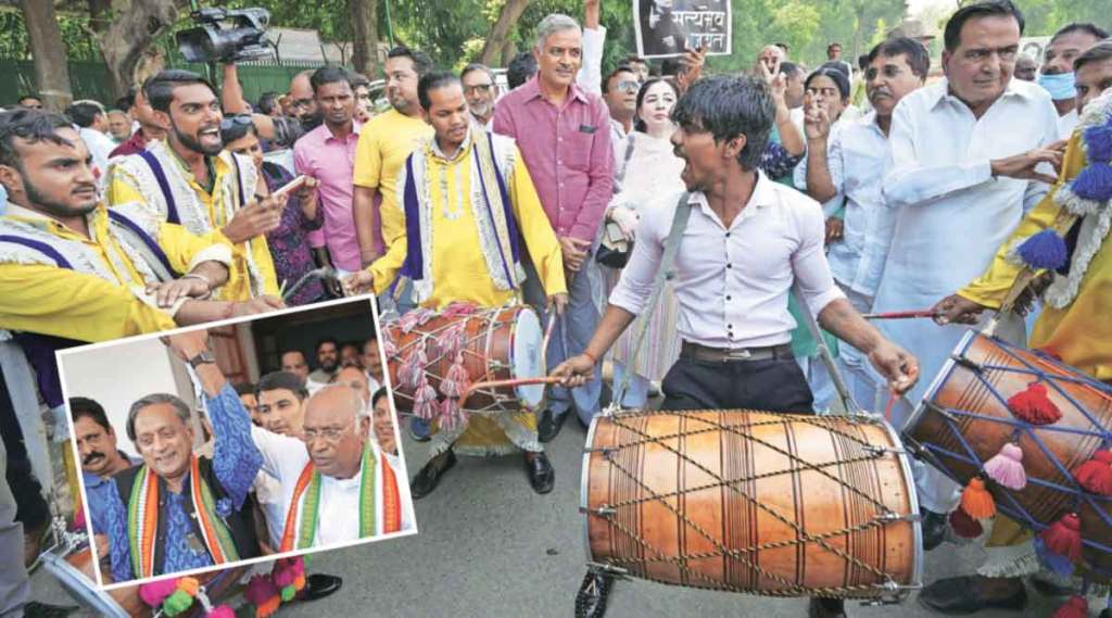 काँग्रेस अध्यक्षपदी निवड झाल्यानंतर मल्लिकार्जुन खरगे यांचे त्यांचे प्रतिस्पर्धी उमेदवार शशी थरूर यांनी अभिनंदन केले. खरगे यांची पक्षाध्यक्षपदी निवड झाल्याने नवी दिल्लीत काँग्रेस कार्यकत्या र्यानी ढोलवादन करून जल्लोष केला.