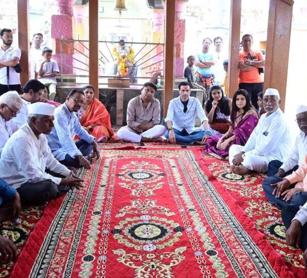 नुकतीच या तिघांनी शाहीर साबळे यांच्या पसरणी गावाला भेट दिली.