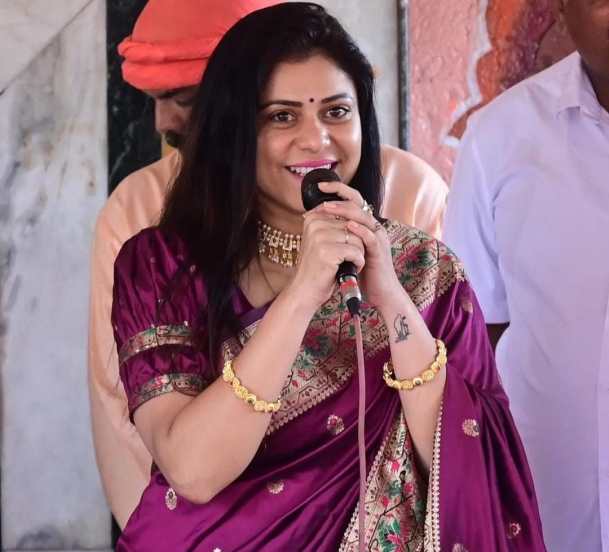 त्यासोबतच अभिनेत्री अश्विनी महांगडे हीदेखील या चित्रपटात महत्वपूर्ण भूमिकेत दिसणार आहे.