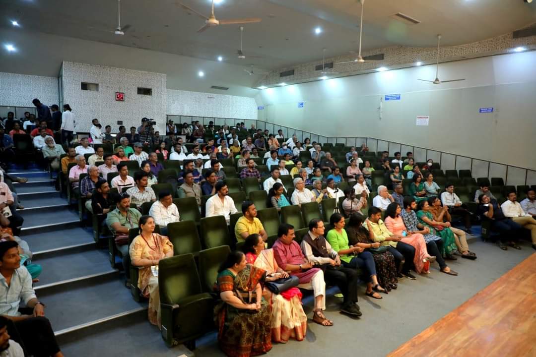 या कार्यक्रमाला अनेक वाचकांनी उपस्थित राहून कार्यक्रमाची शोभा वाढवली.