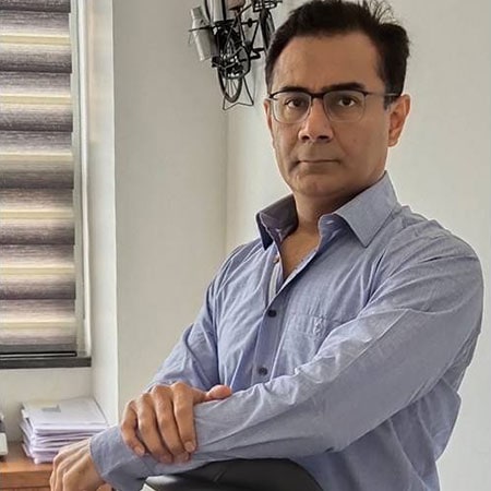 १९९५ मध्ये रेड चीफचे मालक मनोज ग्यानचंदानी यांनी युरोपमध्ये लेदर फुटवेअर निर्यात करण्यासाठी लियान ग्लोबल प्रायव्हेट लिमिटेड सुरू केली. १९९७ मध्ये,त्यांनी लियान ग्लोबल अंतर्गत रेड चीफ ब्रँड लॉन्च केला. (Photo: redchief.in)