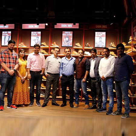 २०११ मध्ये या शू ट्रेडरने कानपूरमध्ये पहिले खास रेड चीफ आउटलेट सुरू केले. आज रेड चीफची यूपीसह १६ राज्यांमध्ये १७५ स्टोअर्स आहेत. रजिस्ट्रार ऑफ कंपनीजमध्ये केलेल्या फायलिंगनुसार, २०२१ मध्ये कंपनी वार्षिक ३२४ कोटींपेक्षा जास्त बिझनेस करते. (Photo: redchief.in)