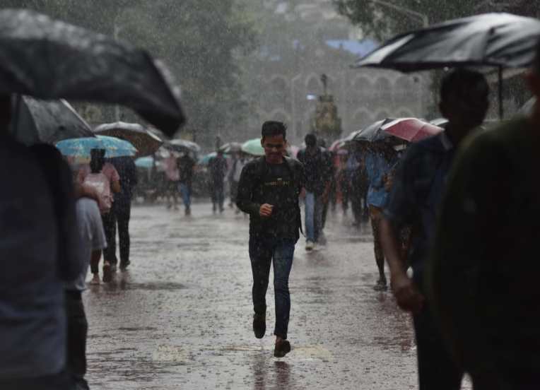तर छत्री नसणाऱ्यांना पावसात भिजण्याशिवाय पर्याय नव्हता.