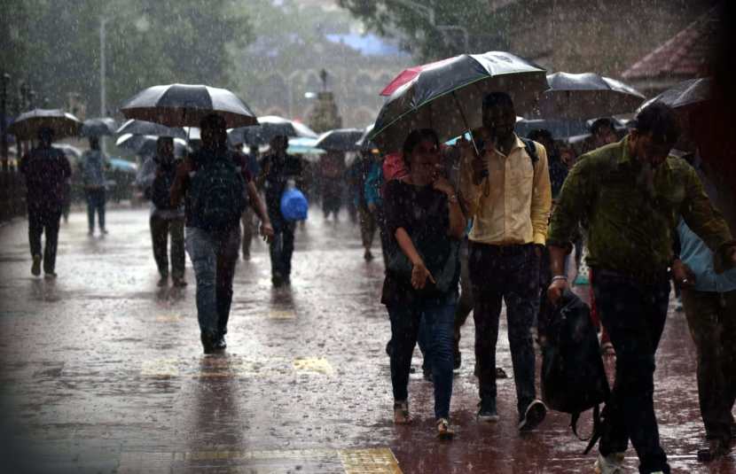 तर एका छत्रीत दोन जण चालतानाही दिसून आले.