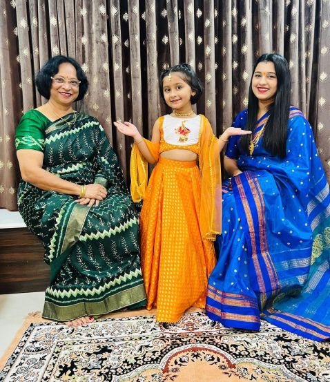 दिवाळी साजरी करतानाचे फोटो तिच्या इन्स्टाग्राम हँडलवर पोस्ट करण्यात आले आहेत.