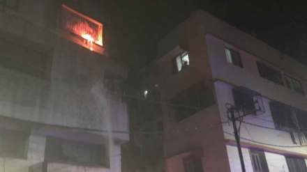 इमारतीतील सदनिकेतील गच्चीत फटाक्याने आग लागली.