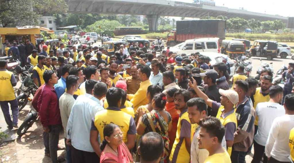 पोलीस ठाण्याच्या आवारात कर्मचाऱ्यांनी एकत्र येत घोषणाबाजी केली पोलीस ठाण्याच्या आवारात कर्मचाऱ्यांनी एकत्र येत घोषणाबाजी केली