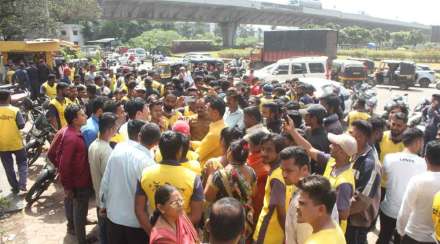  पोलीस ठाण्याच्या आवारात कर्मचाऱ्यांनी एकत्र येत घोषणाबाजी केली