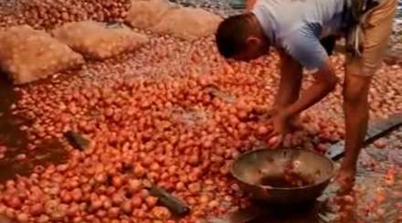 गाळ्या बाहेर विक्रीसाठी ठेवलेले कांदे भिजले गाळ्या बाहेर विक्रीसाठी ठेवलेले कांदे भिजले