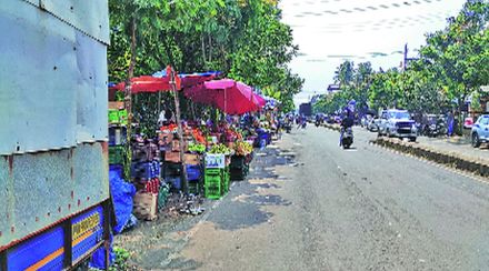 पालघरमध्ये अतिक्रमणांमुळे पदपथ गिळंकृत