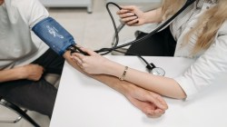 Blood Pressure : वाढत्या वयानुसार पुरुषांचा रक्तदाब किती असावा? पाहा संपूर्ण यादी