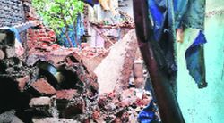 पावसामुळे घर कोसळून मोठे नुकसान; वयोवृद्ध दाम्पत्य उघडय़ावर