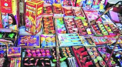 मुख्य रस्त्यालगत फटाक्यांची दुकाने