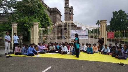 सावित्रीबाई फुले पुणे विद्यापीठाने केलेल्या शुल्कवाढीविरोधात विद्यापीठ विद्यार्थी संघर्ष कृती समितीतर्फे आंदोलन करण्यात येत आहे.