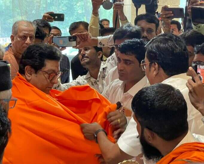 पूर्वी दूरदर्शनला ‘आपली माती, आपली माणसं’ कार्यक्रम यायचा, त्याचं नाव बदलून आता ‘आमच्या माणसांनी केलेली आमची माती’ असं केलं पाहिजे,” असा टोलाही राज ठाकरेंनी लगावला. (सर्व संग्रहित फोटो- लोकसत्ता)