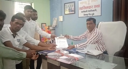 तहसीलदार आबा महाजन यांच्याकडे निवेदन देलाना नाशिक विभाग बिरसा फायटर्सचे अध्यक्ष विलास पावरा, मुकेश पावरा, सुरसिंग पावरा, देवा पावरा, सुनील पावरा आदी उपस्थित होते. तहसीलदार आबा महाजन यांच्याकडे निवेदन देलाना नाशिक विभाग बिरसा फायटर्सचे अध्यक्ष विलास पावरा, मुकेश पावरा, सुरसिंग पावरा, देवा पावरा, सुनील पावरा आदी उपस्थित होते.