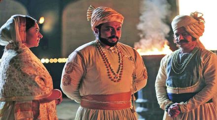 ऐतिहासिक कथेची नव्याने मांडणी ऐतिहासिक कथेची नव्याने मांडणी