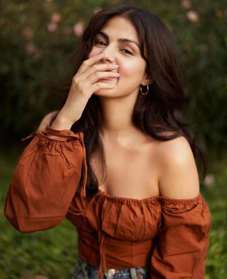 ती तेथून परतत असताना तिच्या खात्यात जे काही पैसे शिल्लक होते, त्यातून सर्वांना मिठाई वाटली. त्यासोबतच तिने कैद्यांबरोबर नाचही केला.