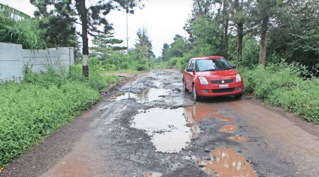 यशवंतराव चव्हाण महाराष्ट्र मुक्त विद्यापीठाकडे जाणाऱ्या मार्गाची मोठय़ा प्रमाणात दुरवस्था झाली आहे