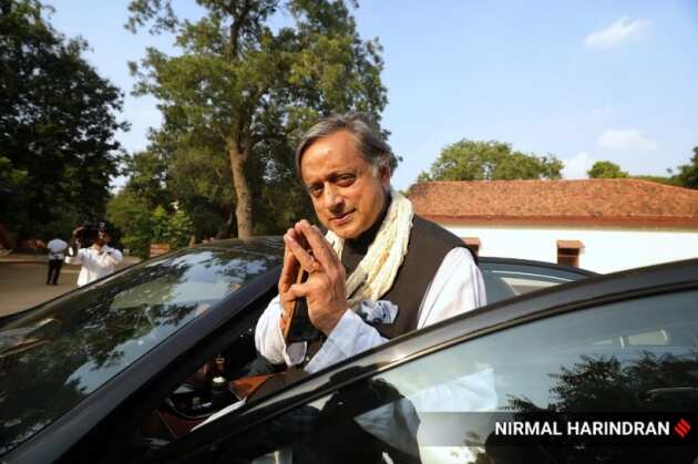 काँग्रेस अध्यक्षपद निवडणुकीचा प्रचार अंतिम टप्प्यात आला आहे. या प्रचारादरम्यान काँग्रेसचे खासदार शशी थरुर यांनी कार्यकर्त्यांसह गुजरातमधील साबरमती आश्रमाला भेट दिली. (फोटो सौजन्य-निर्मल हरिंद्रन, एक्स्प्रेस)