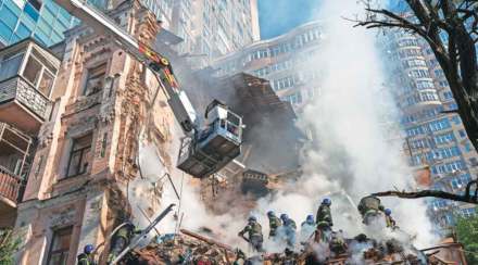 युक्रेनच्या राजधानीत अनेक स्फोट ; रशियाचा पुन्हा हल्ला, इमारतींचे नुकसान, ढिगाऱ्याखालून १८ जणांची सुटका युक्रेनच्या राजधानीत अनेक स्फोट ; रशियाचा पुन्हा हल्ला, इमारतींचे नुकसान, ढिगाऱ्याखालून १८ जणांची सुटका