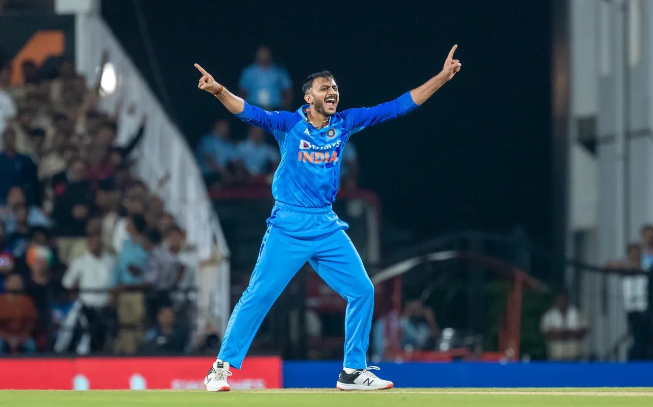 अष्टपैलू अक्षर पटेलचे नाव पाचव्या स्थानावर आहे. पटेलने यावर्षी भारतीय संघासाठी वनडेत ४ सामने खेळताना ६ षटकार लगावले आहेत. (सौजन्य-ट्विटर)