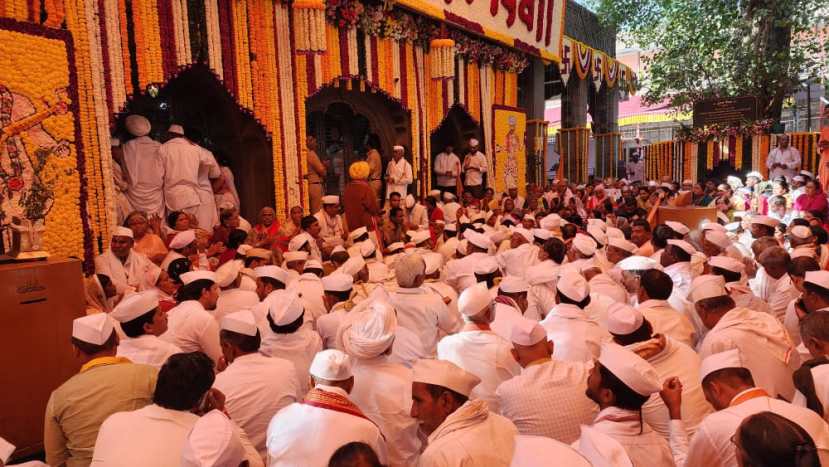 शेतकऱ्यांना सुगीचे दिवस येऊ दे, शेतकऱ्यांची भरभराट होऊ दे असे साकडे माऊली चरणी आळंदीत दाखल झालेल्या वारकऱ्यांनी घातले आहे. 