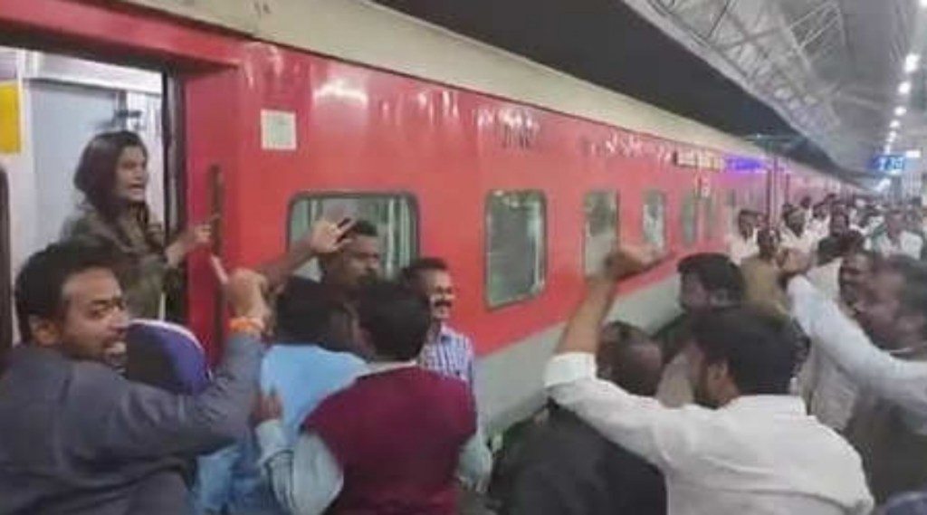 Vinayak Raut and Nitin Deshmukh file charges for called-gaddar to MP Bhavna Gawali at Akola railway station