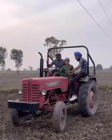 तेव्हा तिने शेतामध्ये ट्रॅक्टर चालवण्याचा आनंद घेतला.