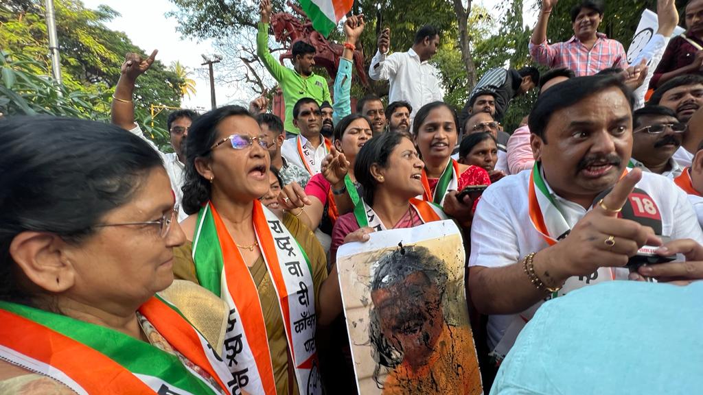 अब्दुल सत्तारांच्या या विधानानंतर राष्ट्रवादी काँग्रेस पक्ष आक्रमक झाला आहे. दरम्यान, आज अब्दुल सत्तरांच्या मुंबईतील घरावर राष्ट्रवादी कडून मोर्चा काढण्यात आला होता.