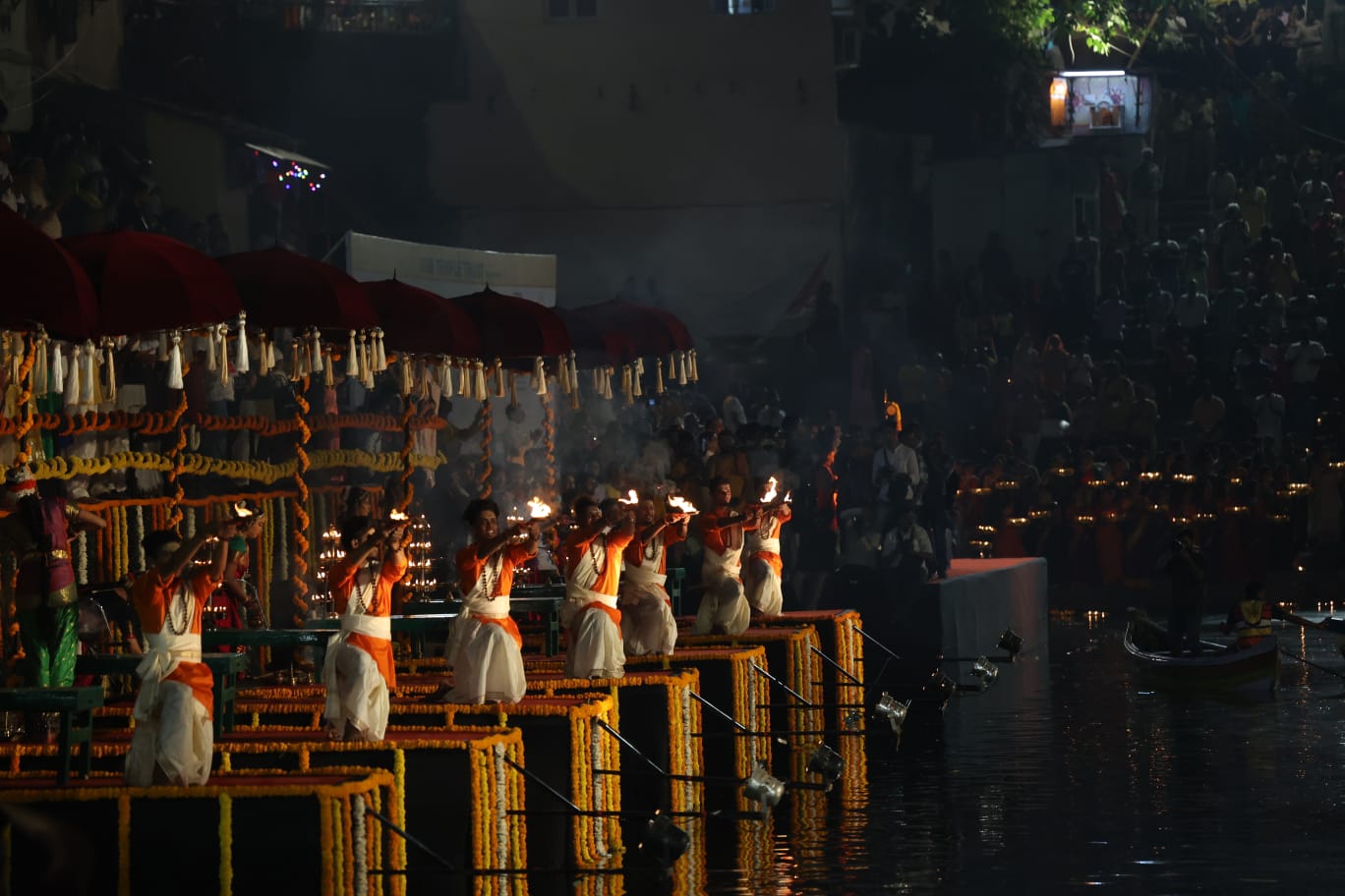मुंबई तसेच उपनगरातील अनेक मंदिरांमध्ये नागरिकांनी दीप प्रज्वलन दीपोत्सव साजरा केला.
