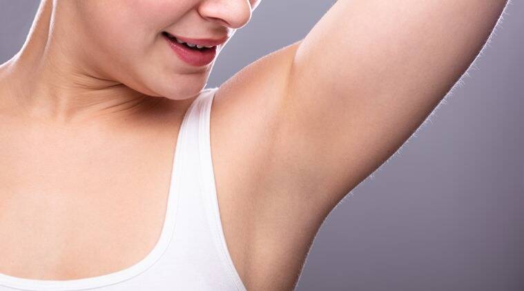 अनेकदा अंडरआर्म्समधून (Underarms) दुर्गंधी येऊ लागते. त्यामुळे त्या व्यक्तीचा आत्मविश्वास तर कमी होतोच पण मित्रांमध्‍येही लाजिरवाणेपणाचा सामना करावा लागतो. अंडरआर्म्समधून घामाचा वास येणं हे नक्कीचं चांगलं नाही. पण काही बदल करून तुम्ही या समस्येपासून सुटका मिळवू शकता. चला तर मग जाणून घेऊया या दुर्गंधीपासून सुटका कशी मिळवायची. (Photo-Indian express)