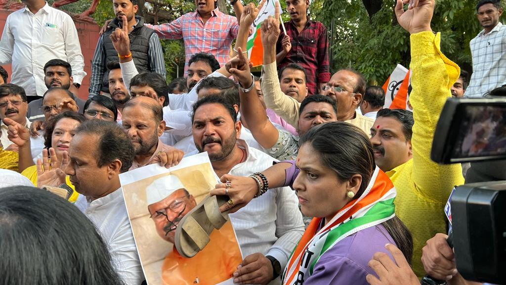 त्यामुळे अब्दुल सत्तारांनी आपले शब्द मागे घ्यावे आणि त्वरीत राजीनामा द्यावा, अशी मागणी संतप्त झालेल्या राष्ट्रवादी काँग्रेसच्या कार्यकर्त्यांकडून करण्यात आली आहे.