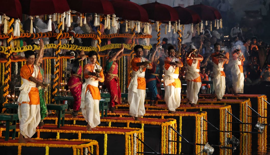 असंख्य दिव्यांच्या प्रकाशात हा परिसर अगदी झगमटून गेले होते.
