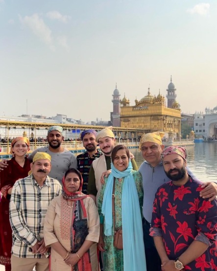 सोनाली, पती कुणाल आणि बेनोडेकर कुटुंबाचा सुवर्णमंदिराच्या भेटीदरम्यानचा फोटो.