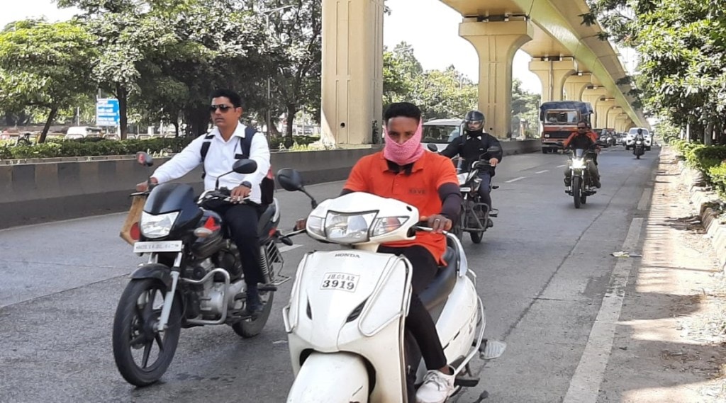 पिंपरी चिंचवडमध्ये विना हेल्मेट दुचाकी चालवणाऱ्यांवर वाहतूक पोलिसांची कारवाई
