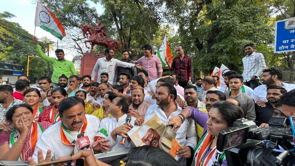 या दगडफेकीत त्यांच्या घराच्या खिडकीच्या काचा फुटल्या आहेत.