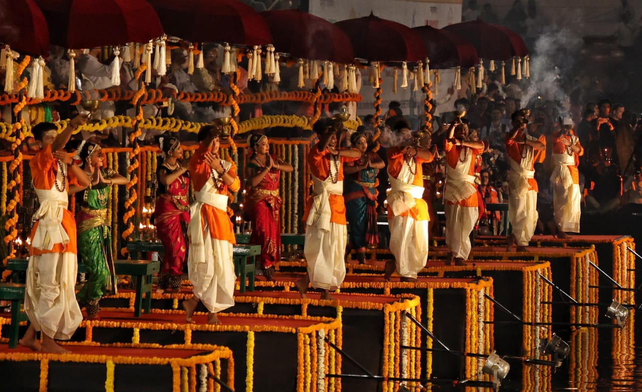 हे दृश्य डोळ्यात साठवण्यासाठी याठिकाणी नागरिकांनी गर्दी केल्याचे दिसून आले.