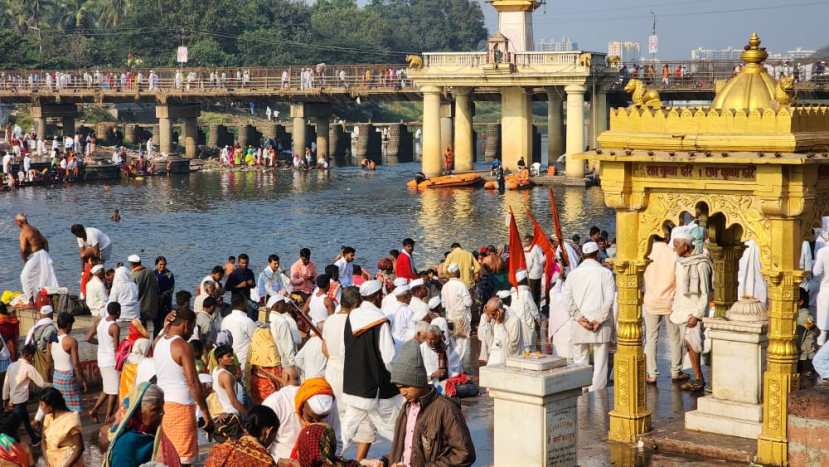 ज्ञानोबा माऊलींच्या जयघोषात अवघी आळंदी दुमदुमून निघाली होती.