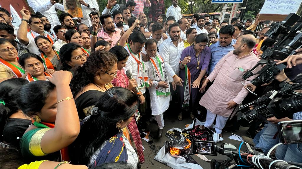 संपूर्ण महाराष्ट्रात अब्दुल सत्तार कुठंही फिरले तरी, त्यांना अशाच आक्रोशाचा सामना करावा लागेल.