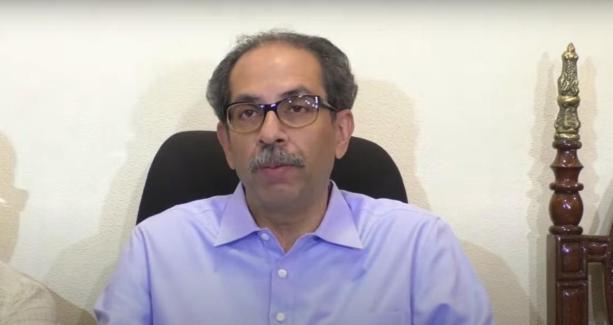 “गेल्या काही महिन्यांपासून आपण पाहातो आहे, महाराष्ट्रात खोके सरकार किंवा मिंधे सरकार आल्यानंतर राज्याची सातत्याने अवहेलना होते आहे. आज अचानक कर्नाटकच्या मुख्यमंत्र्यांच्या अंगात भूत संचारलंय.''