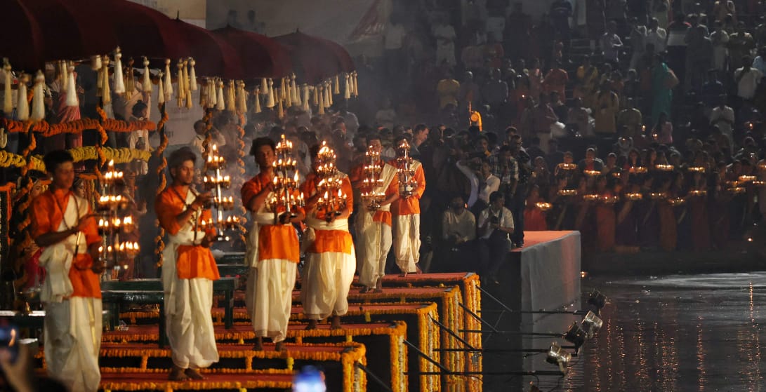 त्रिपुरासुर राक्षसाचे अत्याचार आणि अधर्मामुळे पृथ्वी, स्वर्ग आणि नरक अशा तिन्ही लोकांमध्ये हाहाकार माजला होता.