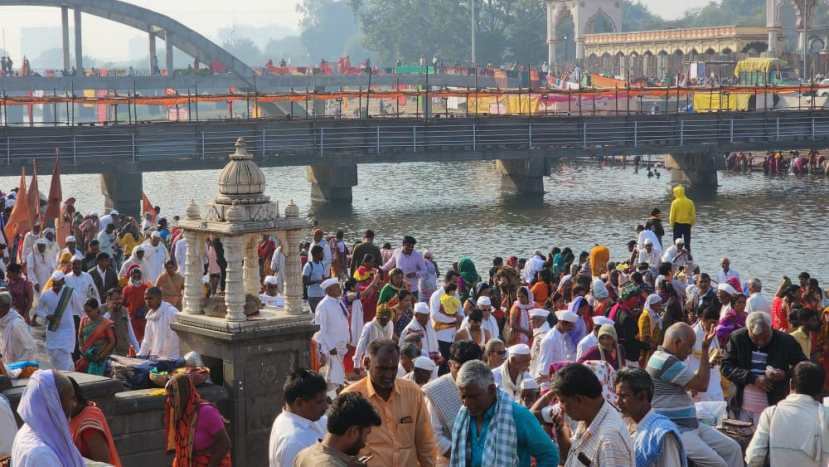 निर्बंधमुक्त सोहळा पार पडत असल्याने आळंदीत लाखो भाविक आल्याचे मंदिर प्रशासनाकडून सांगण्यात आले आहे.