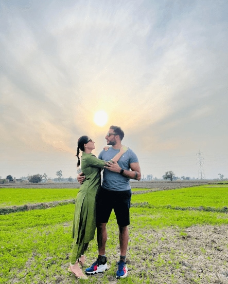 अभिनेत्री सोनाली कुलकर्णी तिच्या पतीसह पंजाबला फिरायला गेली आहे.