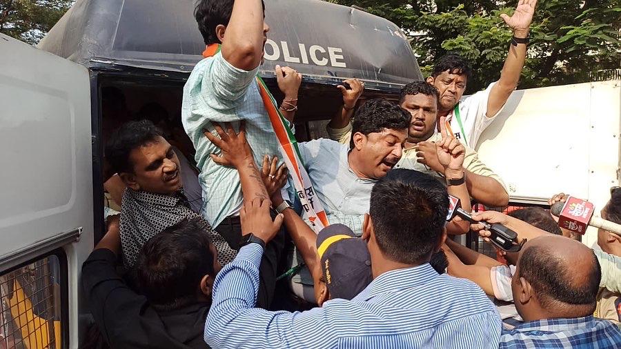 दरम्यान, या आंदोलनानंतर पोलिसांकडून राष्ट्रवादी काँग्रेसच्या कार्यकर्त्यांनाही काही कार्यकर्त्यांना अटक करण्यात आली आहे.