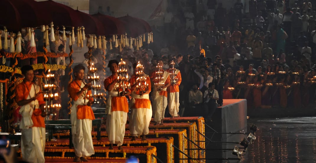 यासाठी सर्व देवतांनी भगवान शंकराकडे प्रार्थना केली. यानुसार भगवान शंकराने कार्तिक पौर्णिमेला त्रिपुरासुराचा वध केला.