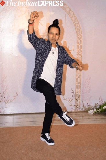 कैलाश खेर यांनी त्यांच्या आगळ्यावेगळ्या शैलीमध्ये नवदांपत्याला आशीर्वाद दिले.